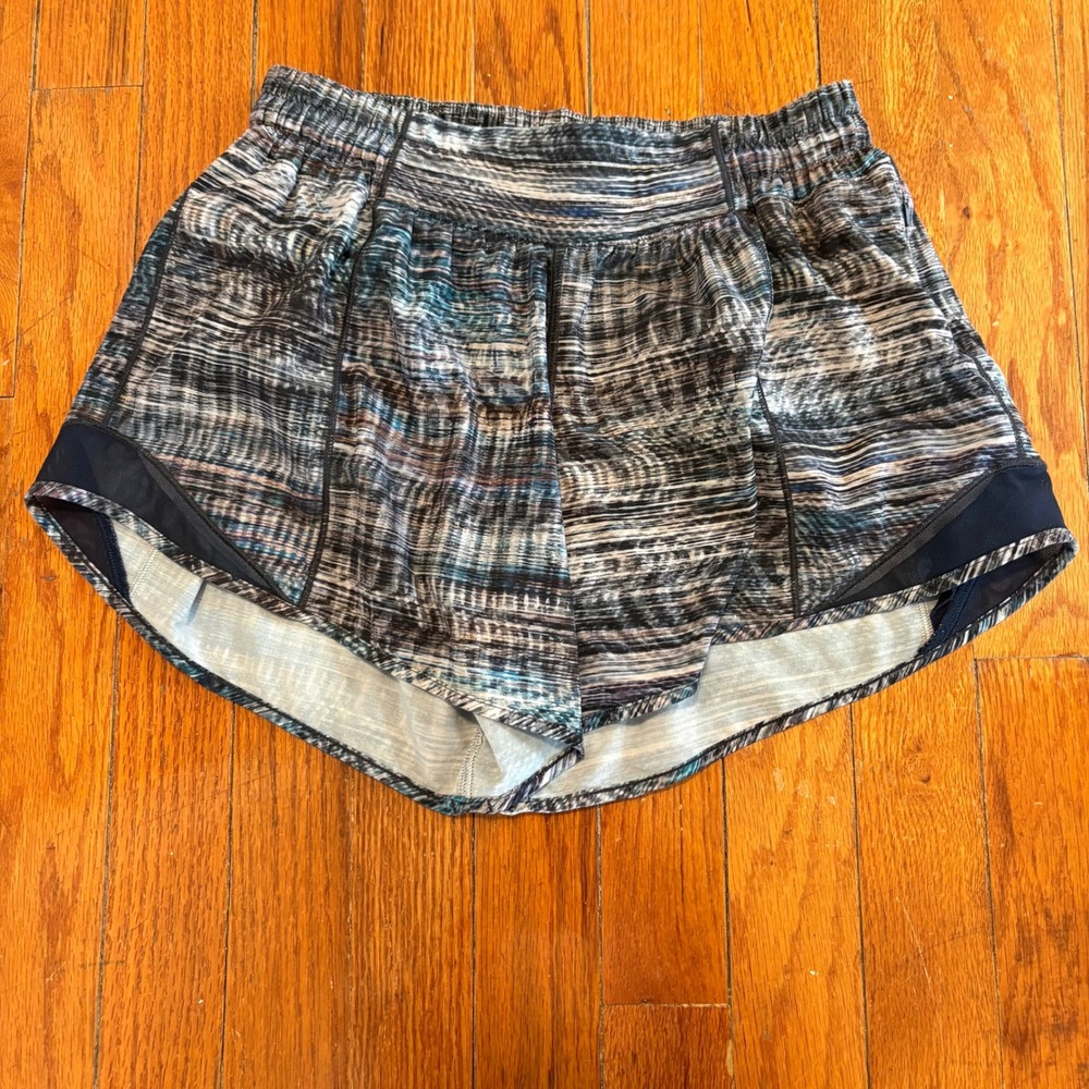 Lululemon Women 6 Tall Shorts Blue Gray Printed Hotty Hot Mesh Trim Activewear - Picture 1 of 5